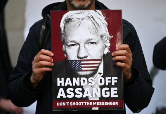 Reino Unido: La ministra del Interior aprueba la extradición de Assange a Estados Unidos