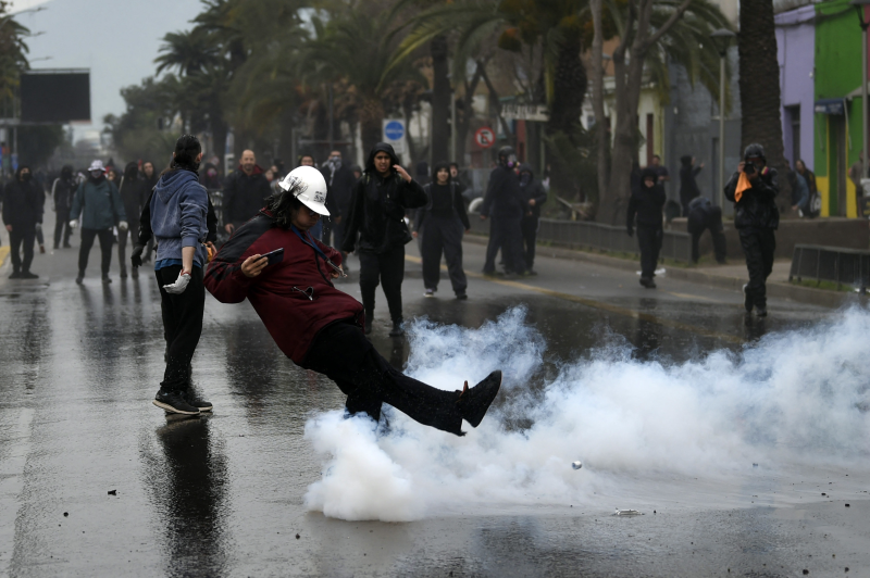 Chile: balean en el rostro a un camarógrafo cuando cubría manifestaciones por el 50º aniversario del golpe de Estado