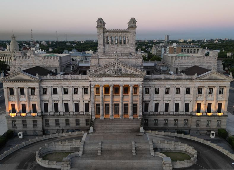 Uruguay: el Parlamento aprueba nueva ley de medios con gran oposición sindical y social